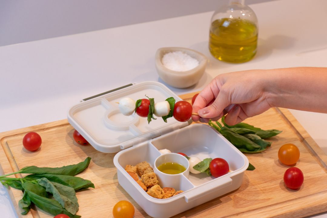 Simple prep and packing keep tomatoes and mangetout crisp for hours